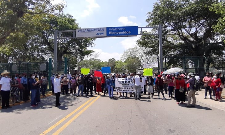Damnificados protestan en visita de AMLO a Tabasco