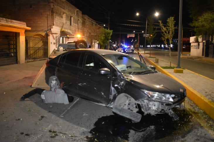 Deja su automóvil destrozado tras derrapar sobre avenida Acereros en Monclova