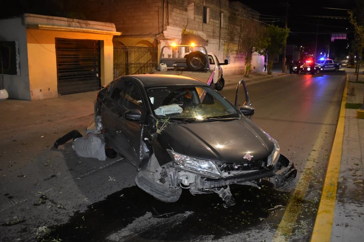 Destroza automóvil contra camellón en Monclova