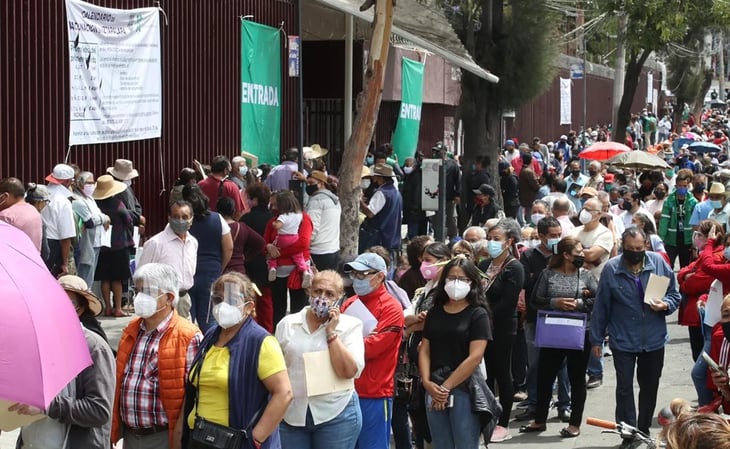 Registran largas filas en primer día de vacunación en Iztapalapa