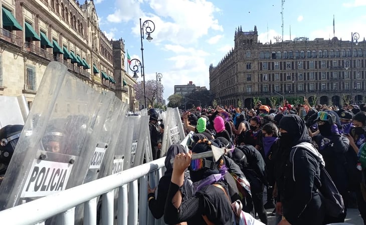 Protesta de mujeres llega al Zócalo de CDMX; reportan enfrentamientos