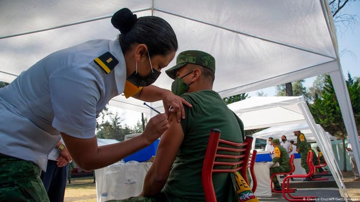 Guatemala registra aglomeraciones de adultos mayores por vacunas anticipadas