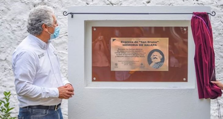 Develan en Xalapa placa dedicada a Karl Marx