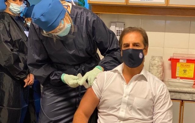 Harán test PCR al presidente uruguayo por contacto positivo tras vacunación