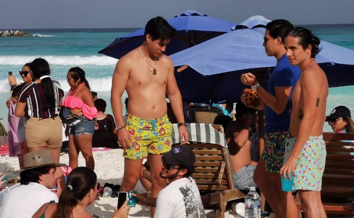 Turistas desbordan 'playas privadas' de Cancún