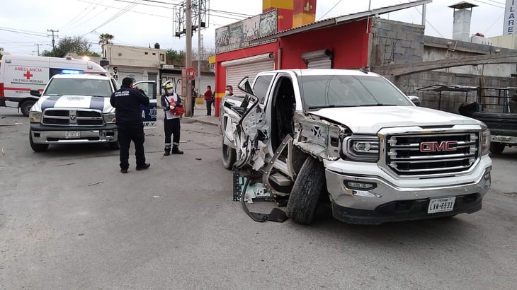 Choca contra camión estacionado en Monclova
