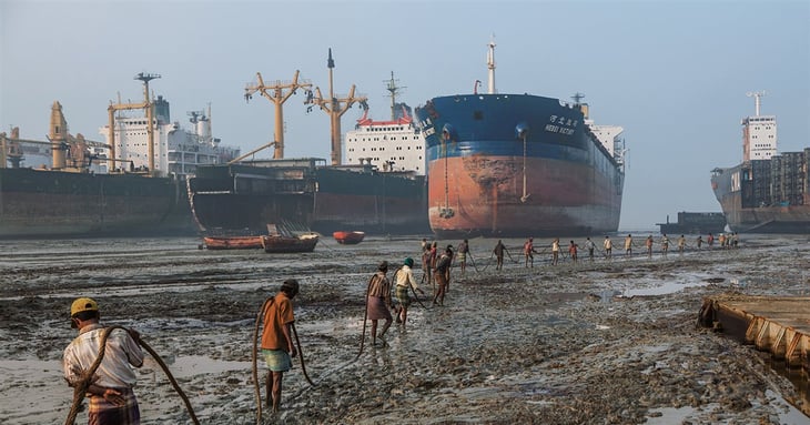 Al menos cinco muertos y 20 desaparecidos al volcar un barco en Bangladesh