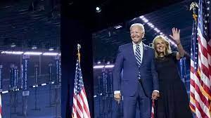 Biden y su esposa invitan a vacunarse contra la covid en su saludo de Pascuas