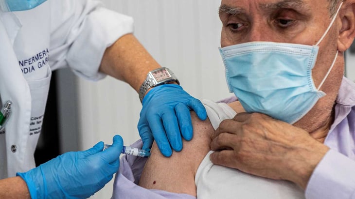 AMLO: Prevé que para mayo estén inmunizados adultos mayores y docentes