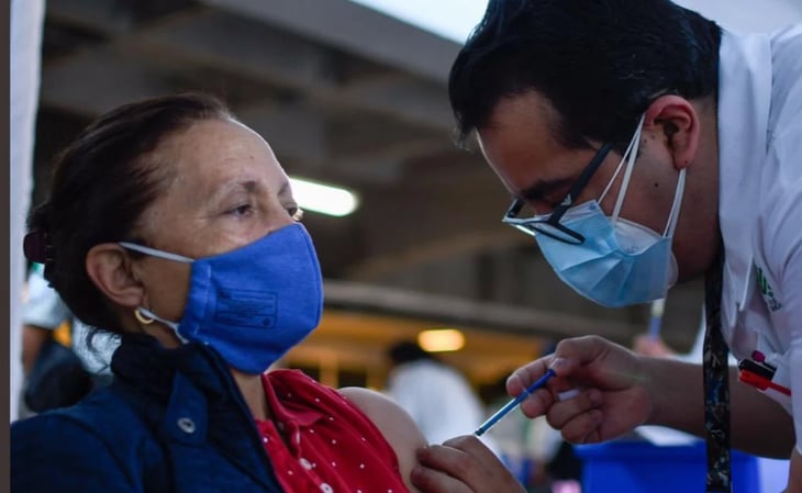 Van 100 personas con reacciones sin gravedad tras vacunarse en CDMX