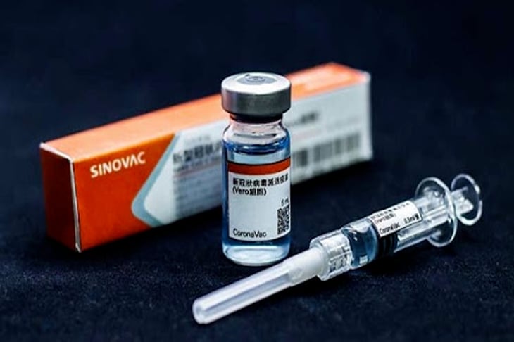 Ecuador recibe 300,000 vacunas, de dos millones adquiridas a la china Sinovac