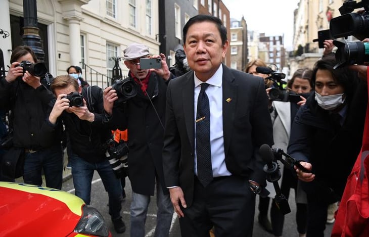 El embajador birmano encabeza una protesta en Londres contra la junta militar
