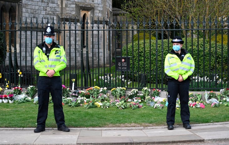 El Gobierno británico pide no dejar flores por la pandemia