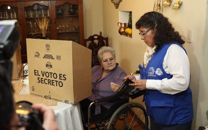 Reflexión y voto en casa para personas mayores y con discapacidad en Ecuador
