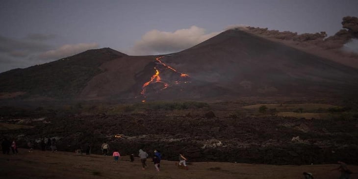 Río de lava del volcan Pacaya en Guatemala arrasa con cultivos de café