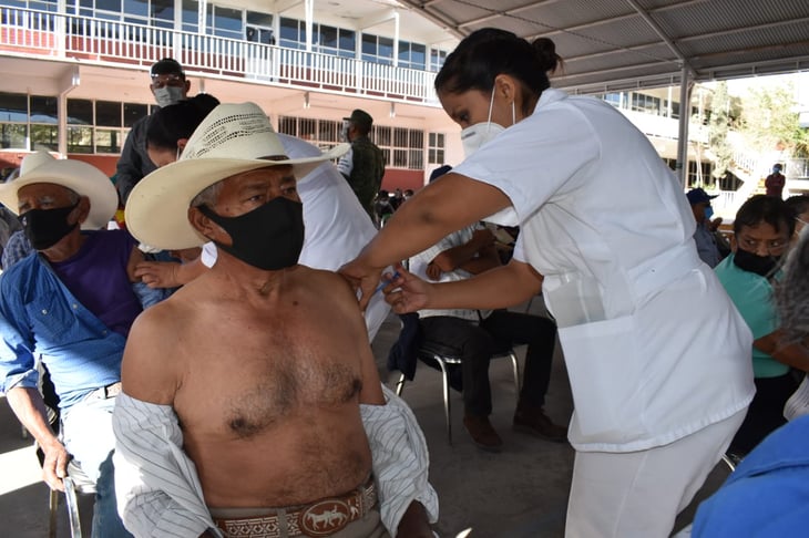 Vacunan a personal de bomberos y de salud en Castaños