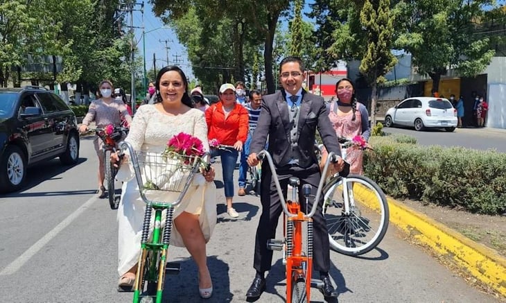 'Novios' pedalean y piden respeto en Toluca