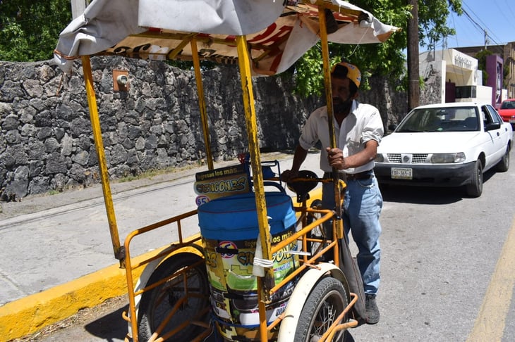 ESPECIAL: Fidencio encuentra en la venta de helados en Monclova su sustento diario