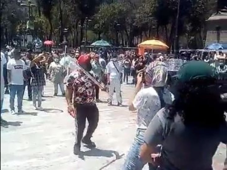 Registran enfrentamiento entre feministas y ambulantes en Cuauhtémoc