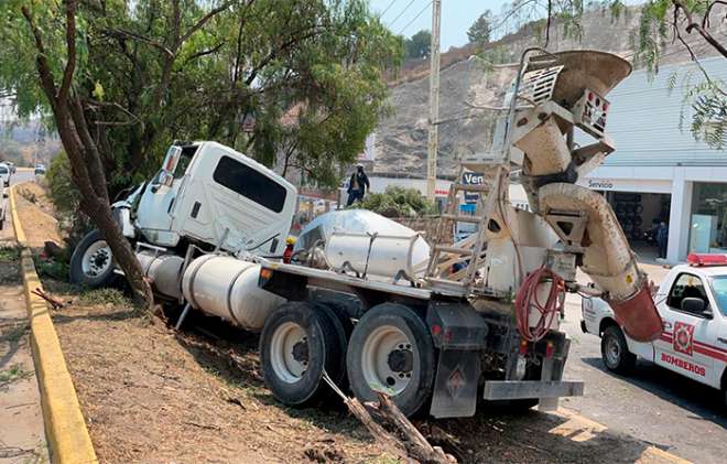 Revolvedora de cemento se queda sin frenos y vuelca en Atizapán