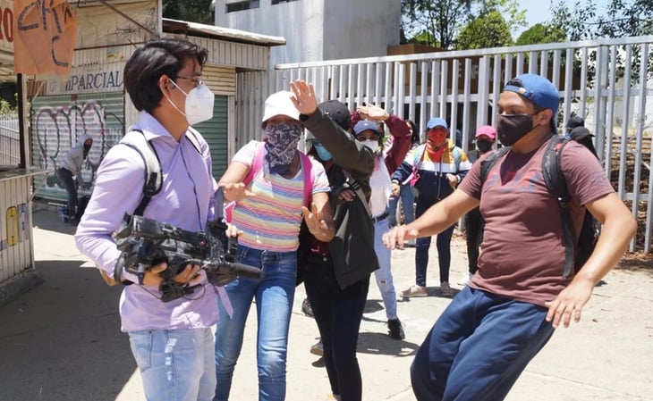 Normalistas de Oaxaca agreden a periodistas