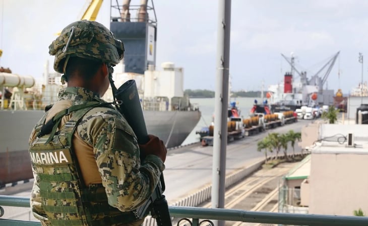 Semar entrega a la FGR a 30 marinos por desaparición forzada