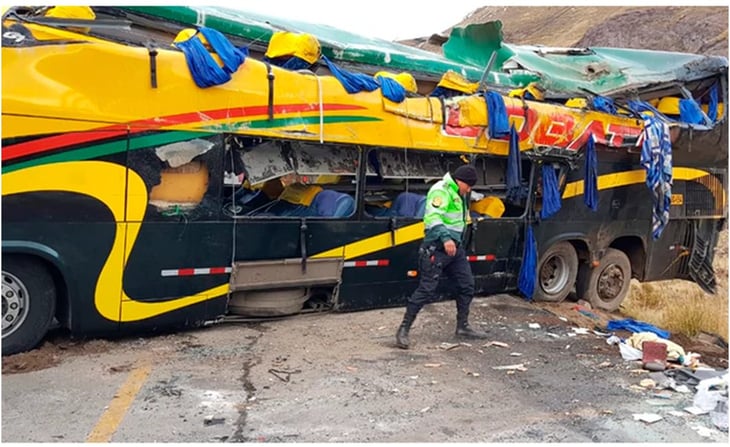 Al menos veinte fallecidos al volcarse un autobús en Perú