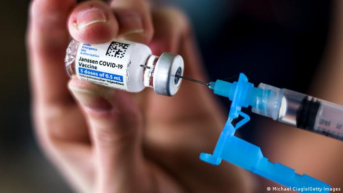 Piden parar la vacunación de Janssen en EU tras registrar casos de coágulos