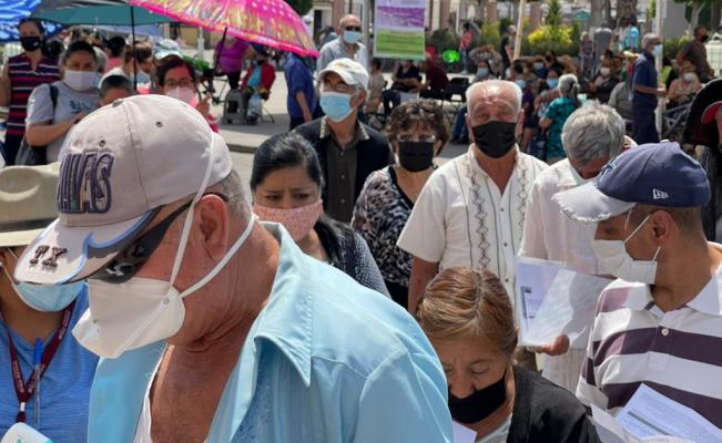 Con retraso, inicia jornada de vacunación contra Covid en Soledad