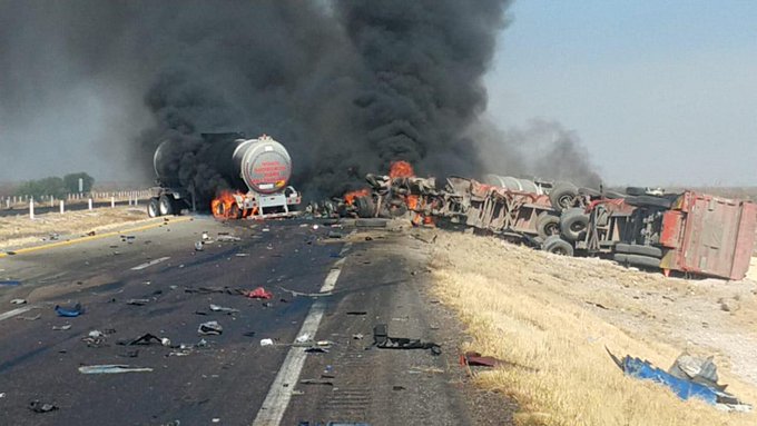 Fuerte accidente en la Saltillo-Torreón; pipa termina incendiada