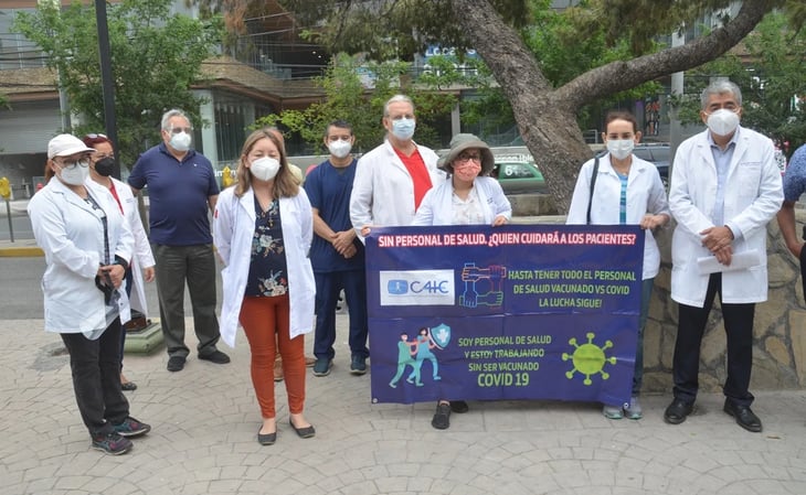 Médicos privados protestan en Nuevo León para exigir vacunas