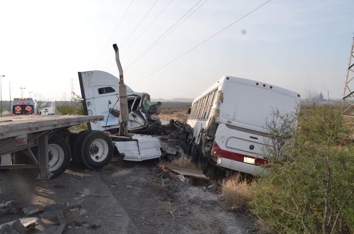 Tráiler se impacta contra camión de pasajeros en Libramiento Carlos Salinas de Gortari en Monclova