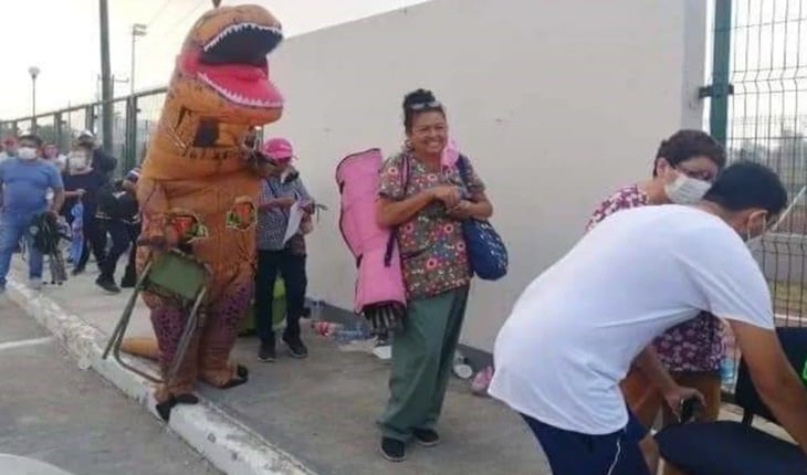 VIRAL: Joven se viste de dinosaurio para acompañar a su mamá a vacunarse en Tamaulipas