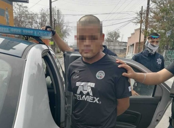 Ladrón primerizo asalta farmacia en Monclova; quiso huir en camión y fue detenido