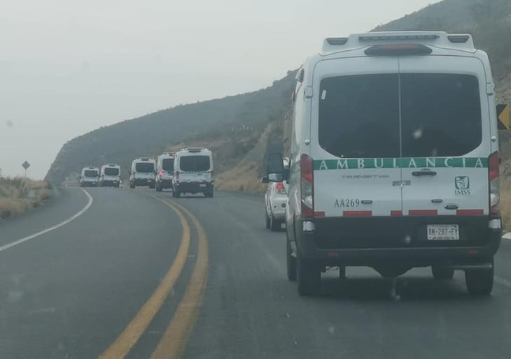 Caravana de ambulancias recorre la carretera 30 de Coahuila 