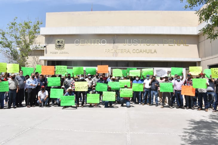 Se manifiestan obreros de AHMSA en el Centro de Justicia Penal 