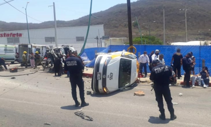 Choque entre camioneta y taxi deja un muerto y 18 heridos en Chiapas
