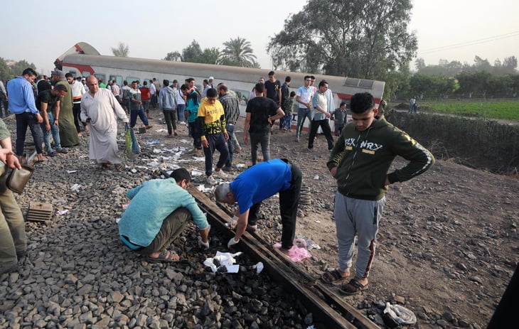 Se descarrila tren en Egipto; mueren al menos 11 personas
