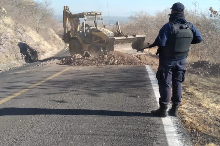 Despliega SSP operativo en Aguililla para recuperar carreteras
