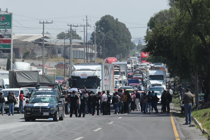 Personal médico bloquea carretera Toluca-Tenango