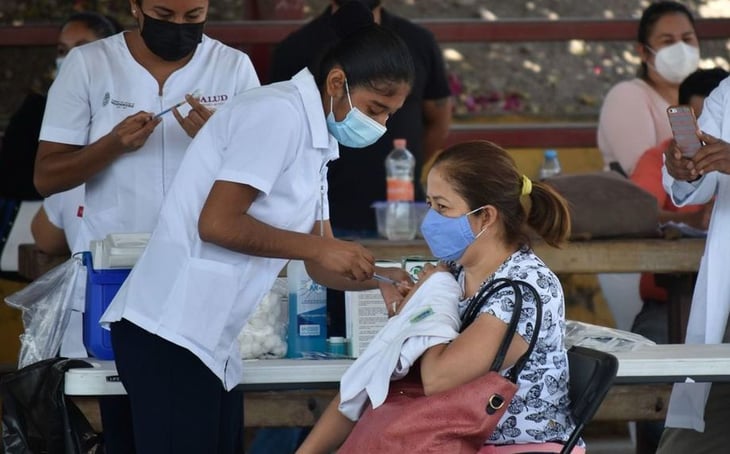Arranca vacunación antiCOVID a maestros de la Región Centro