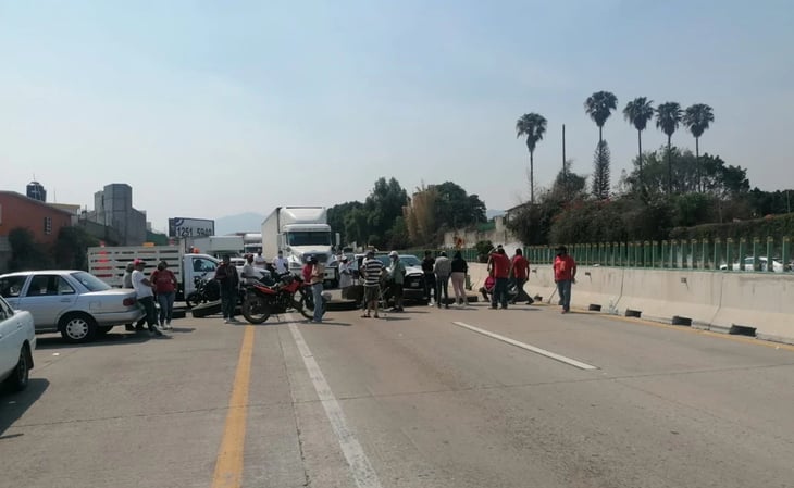 Cierran autopista y varias avenidas en demanda de agua en Morelos