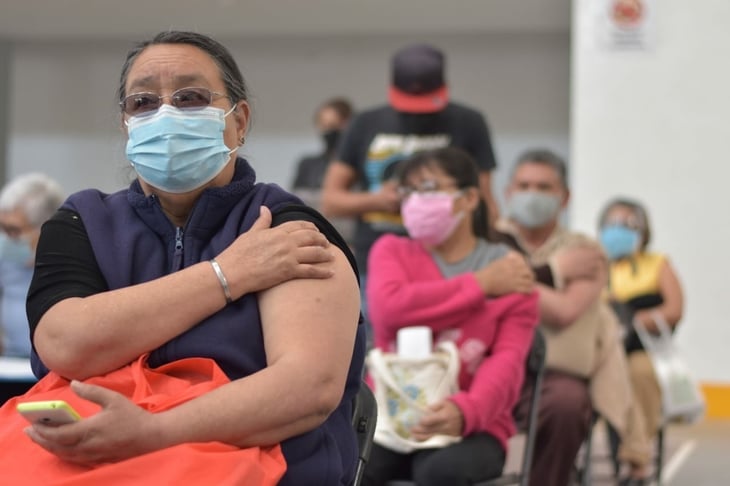 Adultos mayores de Metepec reciben segunda dosis de vacuna
