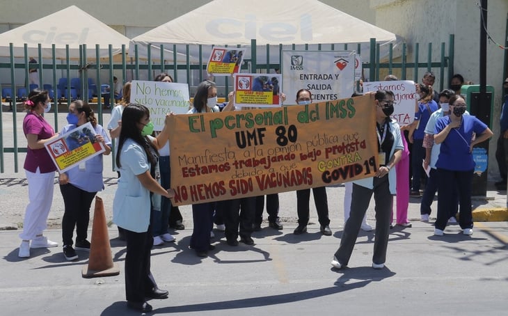 Trabajan en el IMSS bajo protesta, exigen vacunas 