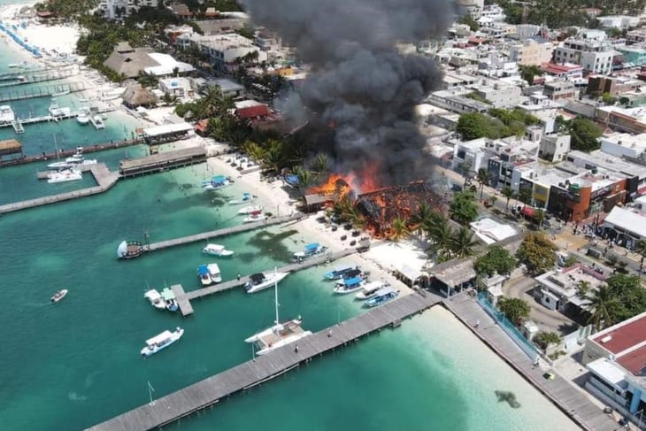 Incendio en Islas Mujeres consume una decena de establecimientos