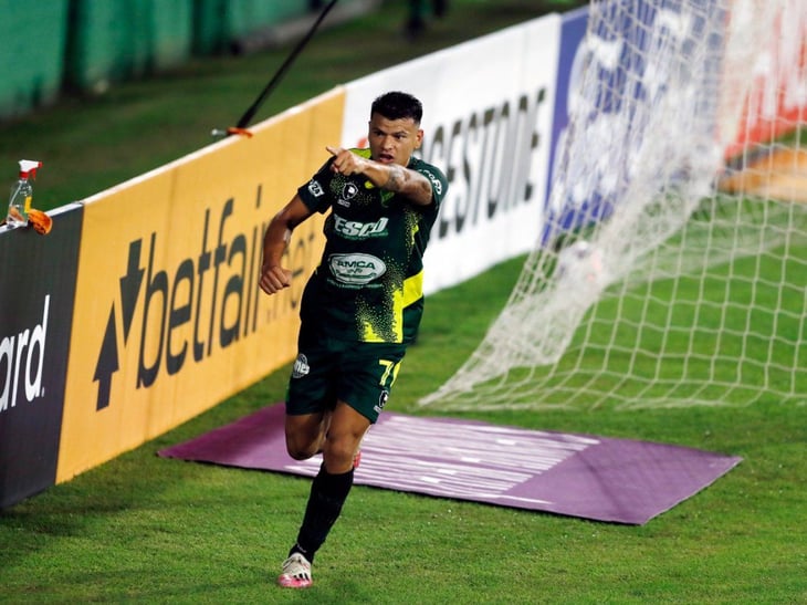 Defensa golea a Universitario, con doblete de Bou, y escolta a Palmeiras