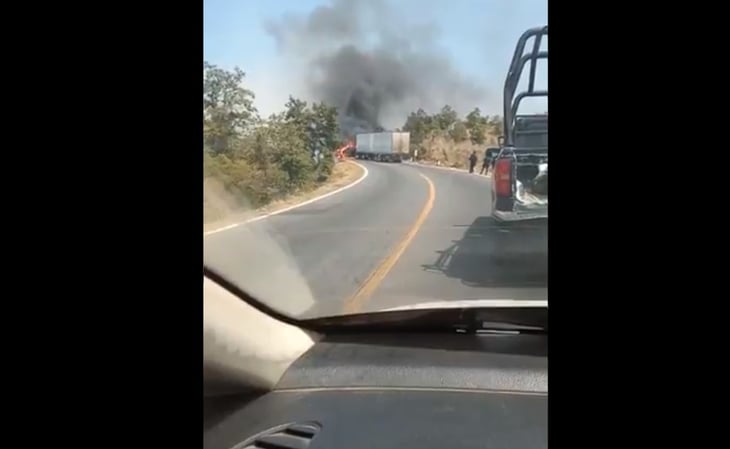 Bloquean vialidades con vehículos incendiados en Michoacán