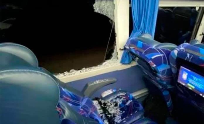 Hombre se arroja por ventana de autobús y muere atropellado en Sonora