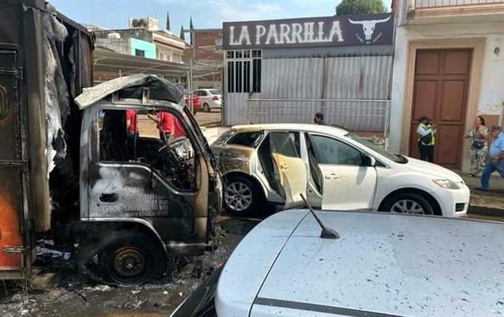 Queman vehículos y descuartizan a cinco en disturbios en Michoacán