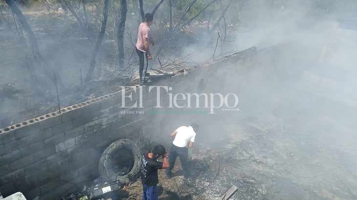Se suman vecinos a sofocar incendio de maleza en Colonia Huizachal de Frontera 